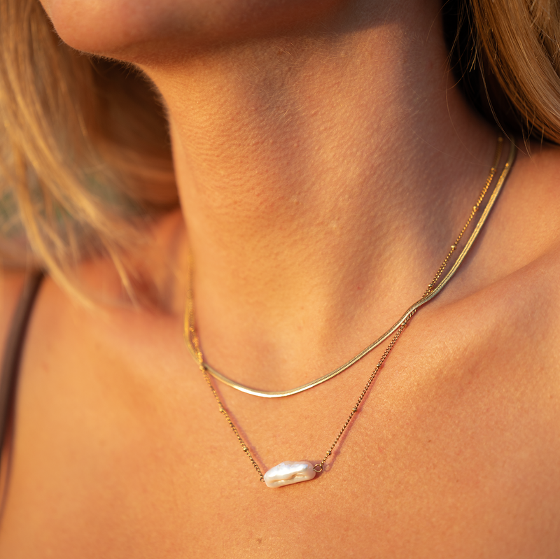 Isabela – Gold Necklace with Rectangular Pendant
