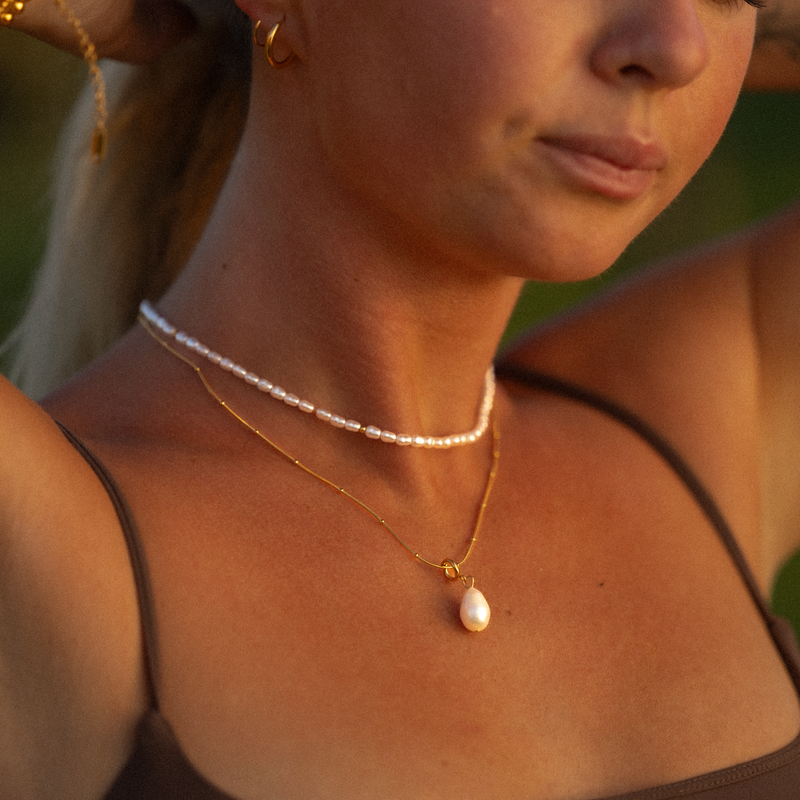Pavlina – Elegant Pearl Pendant Gold Necklace