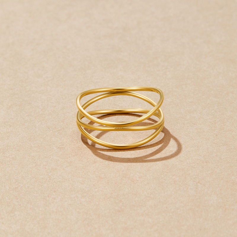 Valerie – Gold ring with intertwined line design.