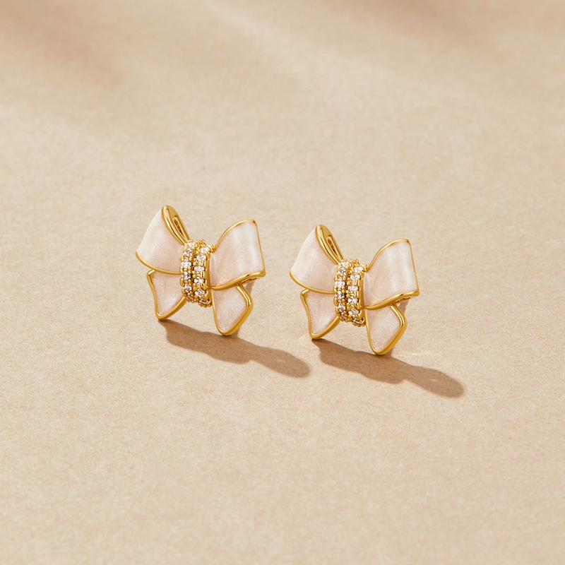 Clara – Gold earrings with floral design.