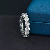 Iris – Diamond ring with oval gemstone.