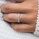 Iris – Diamond ring with oval gemstone.