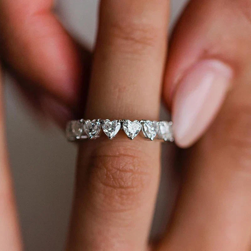 Fiona – Diamond ring with an elegant shiny edge.