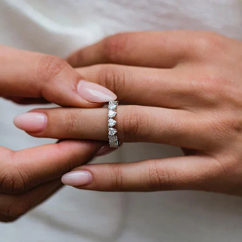 Fiona – Diamond ring with an elegant shiny edge.