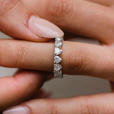Fiona – Diamond ring with an elegant shiny edge.