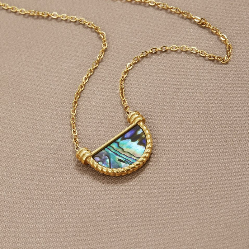 Elisabetta – Gold necklace with a medal-shaped pendant