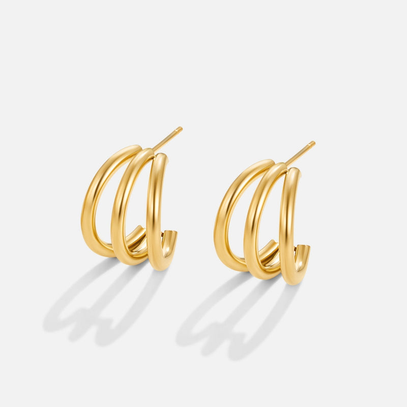 Helena – Mini hoop earrings in gold with structured design.