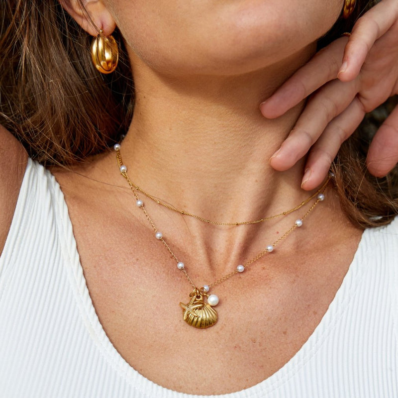 Pavlína – Gold collar with small crystals.
