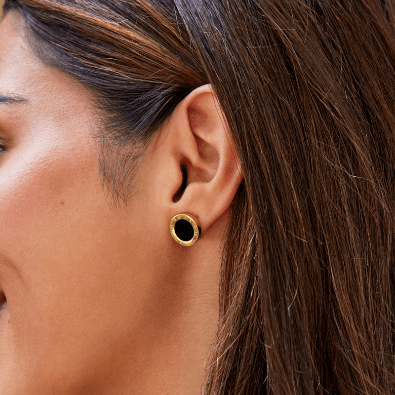 Selina – Circular earrings with a black center.