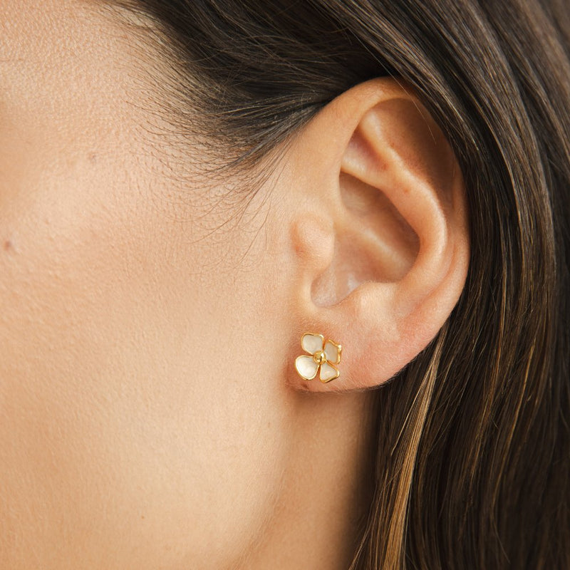 Greta – Round earrings with floral design.