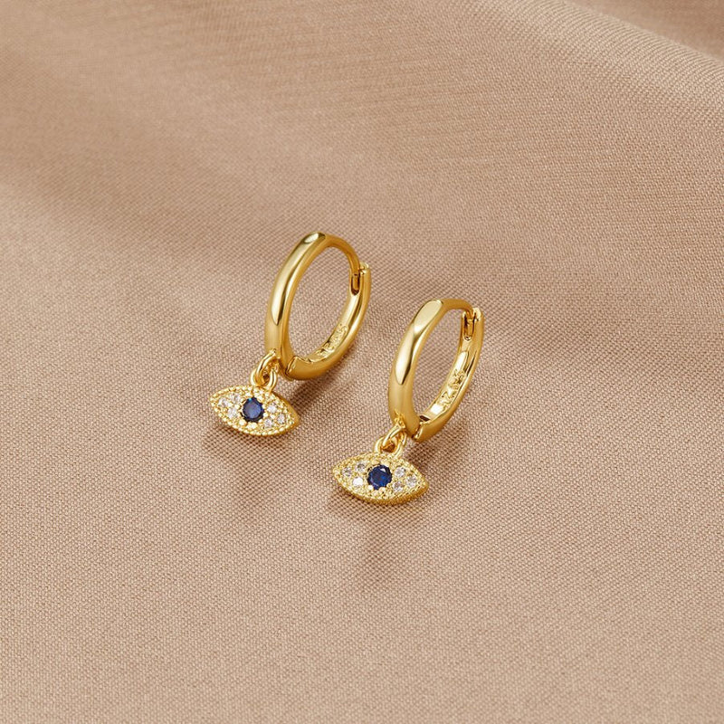 Luana – Gold earrings adorned with an elegant pearl.