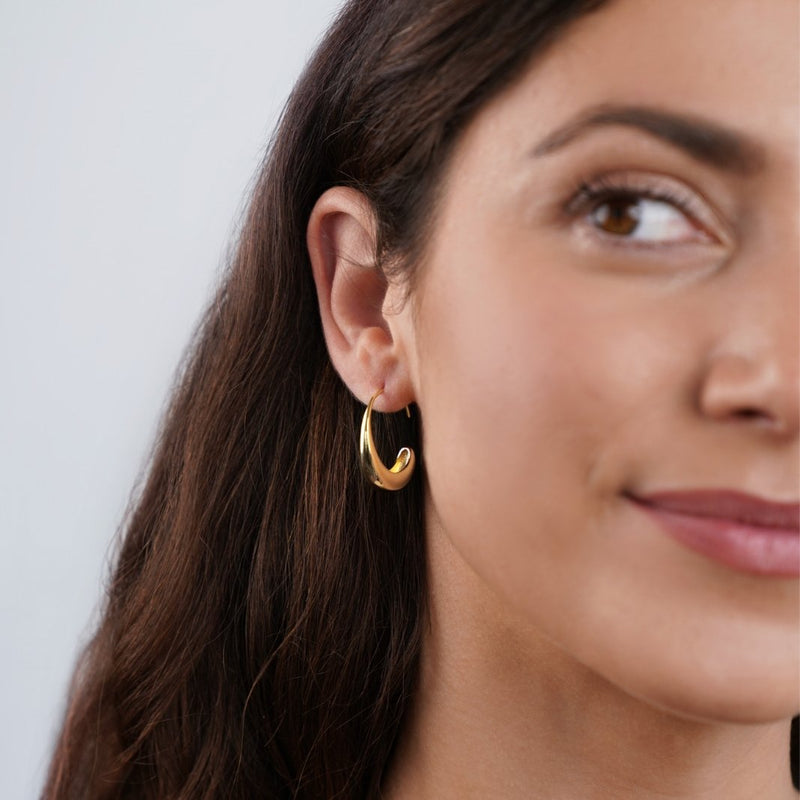 Karina – Mini circular gold earrings with an elegant design