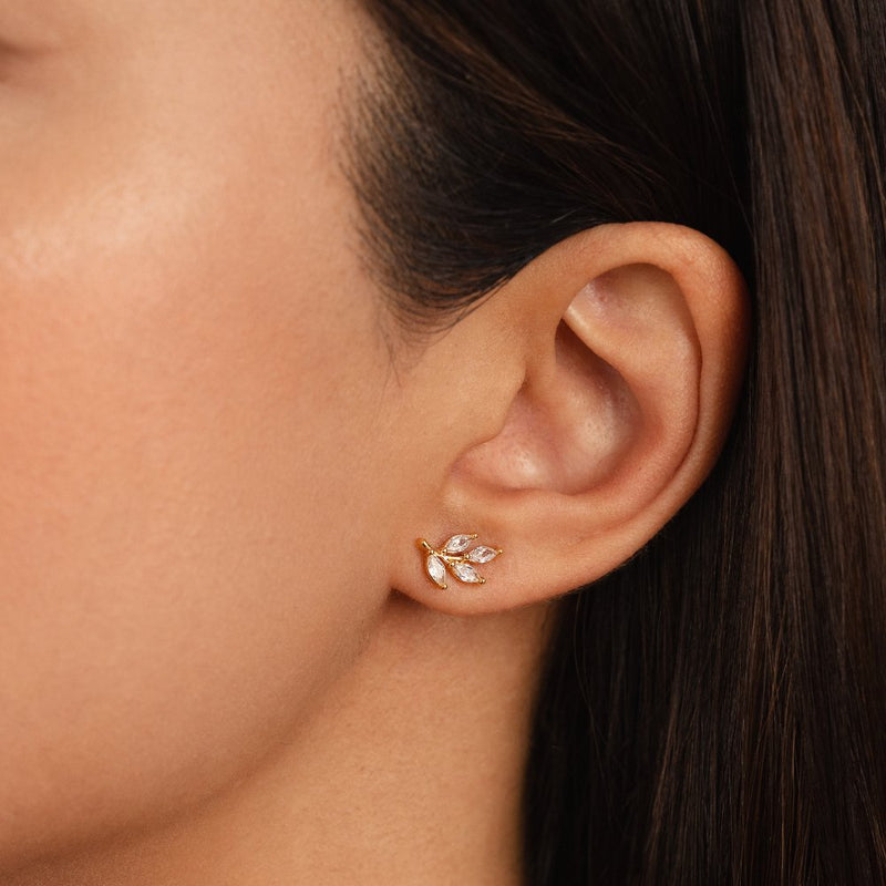 Felicita – Gold earrings with leaf design.