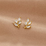Felicita – Gold earrings with leaf design.