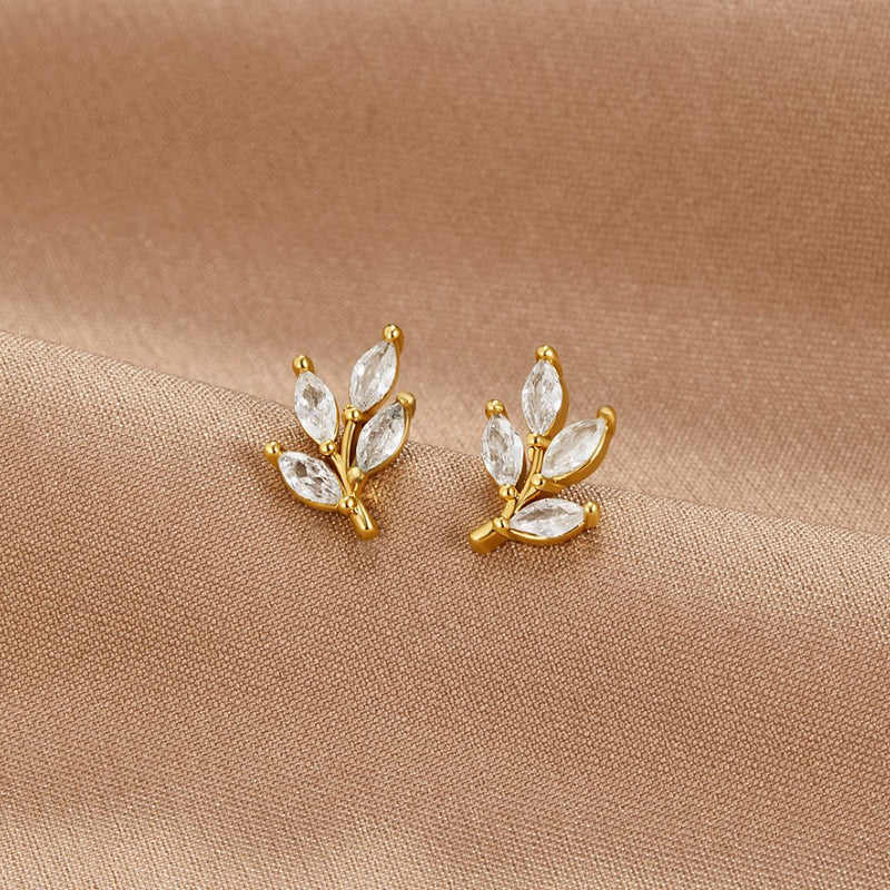 Felicita – Gold earrings with leaf design.