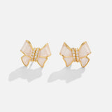 Clara – Gold earrings with floral design.