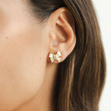 Clara – Gold earrings with floral design.