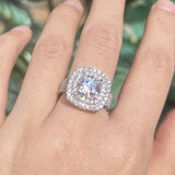 Frieda – Engagement ring with round gemstone.