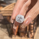 Frieda – Engagement ring with round gemstone.