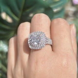 Frieda – Engagement ring with round gemstone.