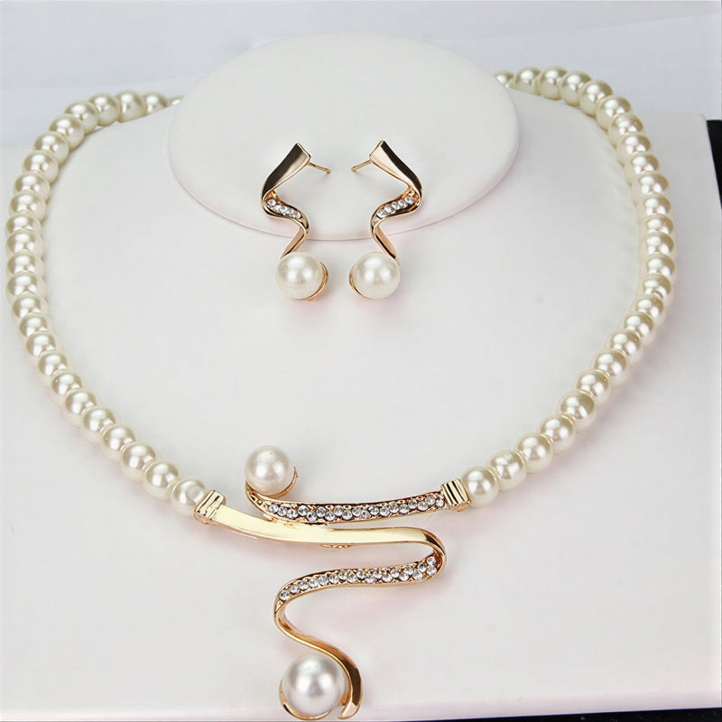 Elegant set of natural pearl earrings and necklace