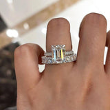 Nadja – Diamond ring with a rectangular design in the center.