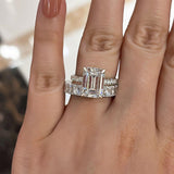 Nadja – Diamond ring with a rectangular design in the center.