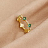 Annika Ring in gold plating with delicate floral details and a touch of emerald.