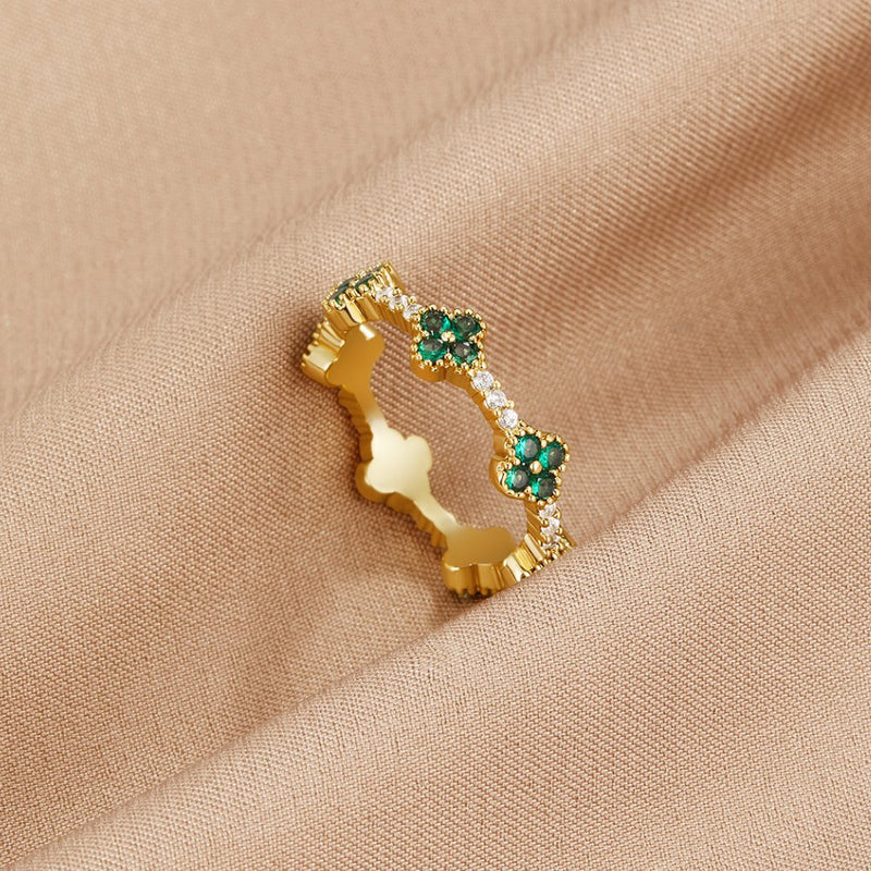 Annika Ring in gold plating with delicate floral details and a touch of emerald.