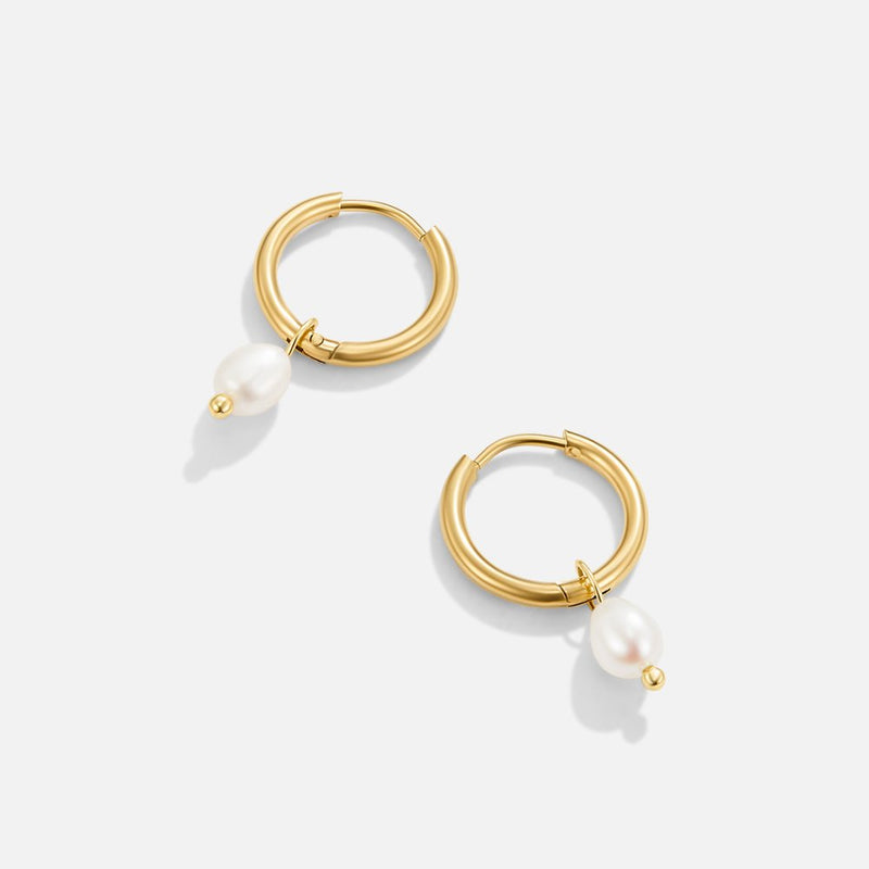 Elisa-Marie – Gold Earrings with Hanging Pearls.