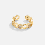 Friedrika – Gold ring with decorative pearl.