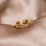 Friedrika – Gold ring with decorative pearl.