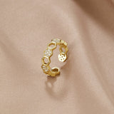Friedrika – Gold ring with decorative pearl.