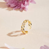 Friedrika – Gold ring with decorative pearl.