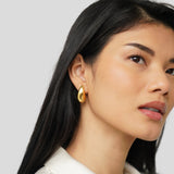 Anja – Golden earrings with an elegant curved design