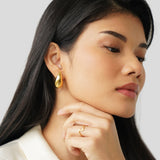 Anja - Gold Hoop Earrings with Elegant Curve