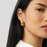Anja – Golden earrings with an elegant curved design