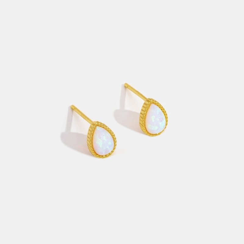 Melina – Small golden hoops with an elegant perforated design.