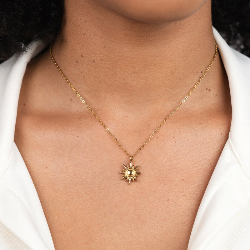 Ronja – Gold necklace with flower-shaped pendant