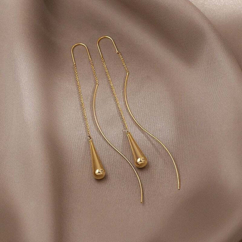 Felicia – Gold earrings with a delicate stone