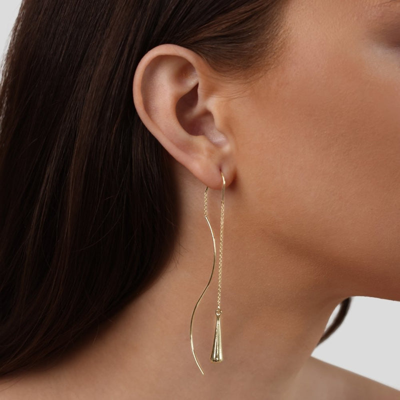 Felicia – Gold earrings with a delicate stone