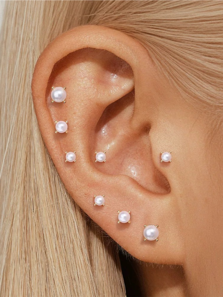 Paul – Elegant gold hoops with a contemporary design.