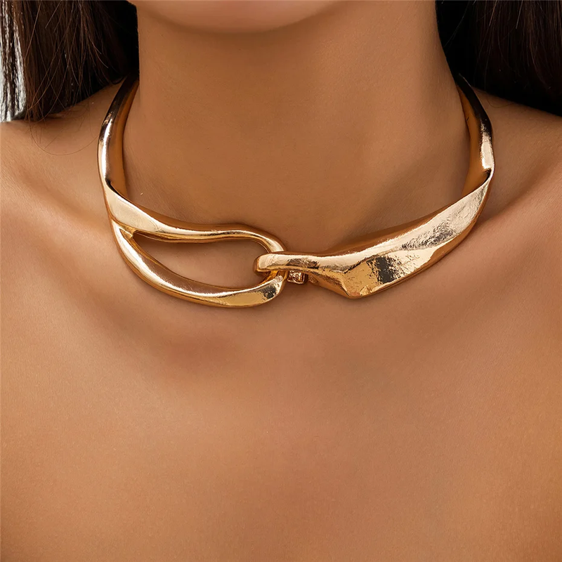 Frieda – Stylish Collar
