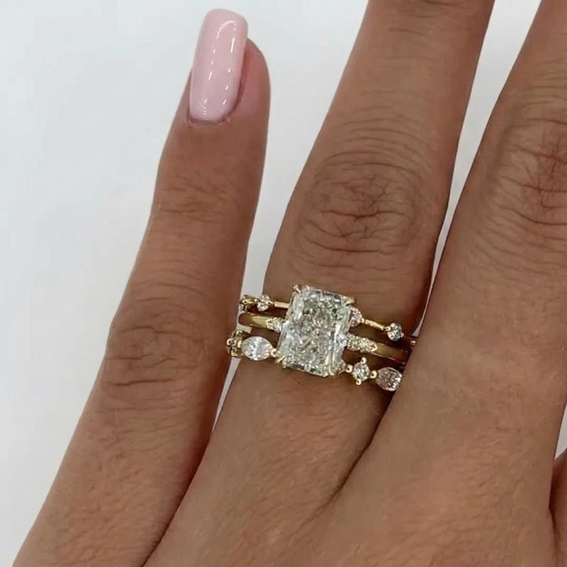 Nora – Diamond ring with a layered design.