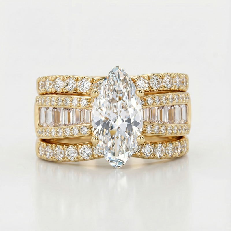 Veronika – Diamond ring with elegant gold details.