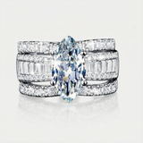 Veronika – Diamond ring with elegant gold details.