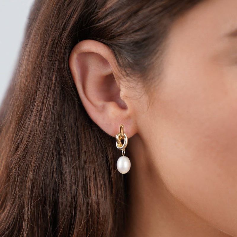 Tereza-Sofie – Silver earrings in curved design.