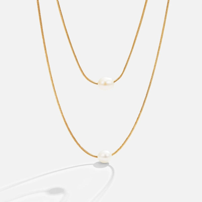 Sabina – Double layer gold chain with dark stone.