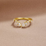 Johana – Open curved ring in gold plating.