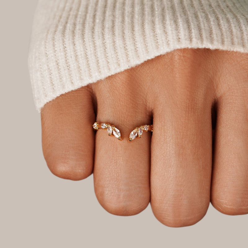 Johana – Open curved ring in gold plating.